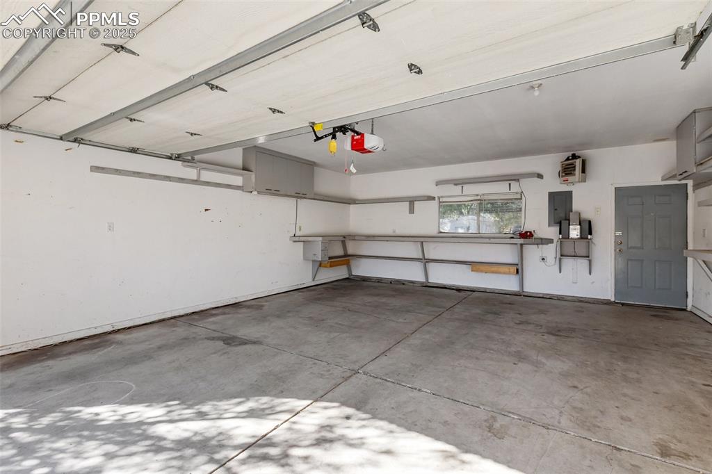 Image 24 of 27: Garage