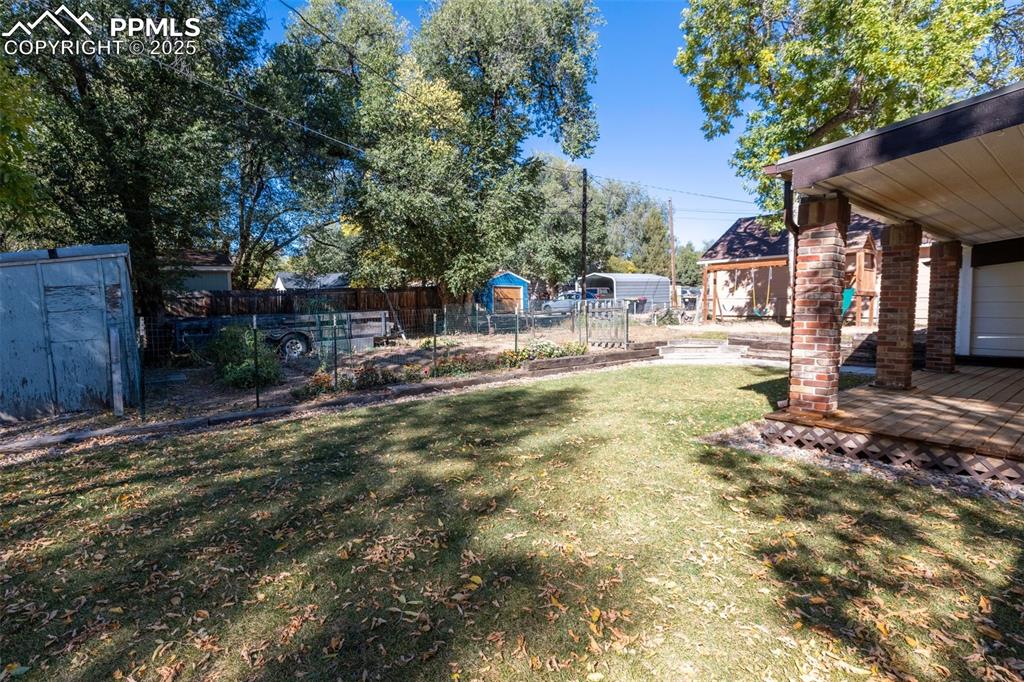 Image 26 of 27: Yard