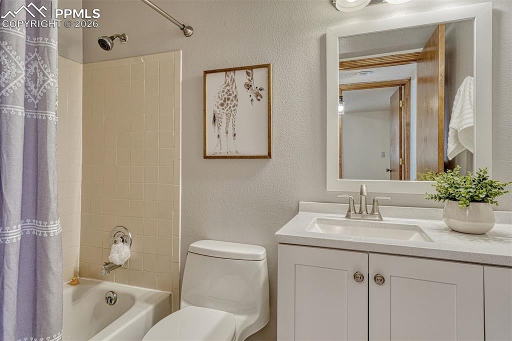 Image 11 of 27: Bathroom