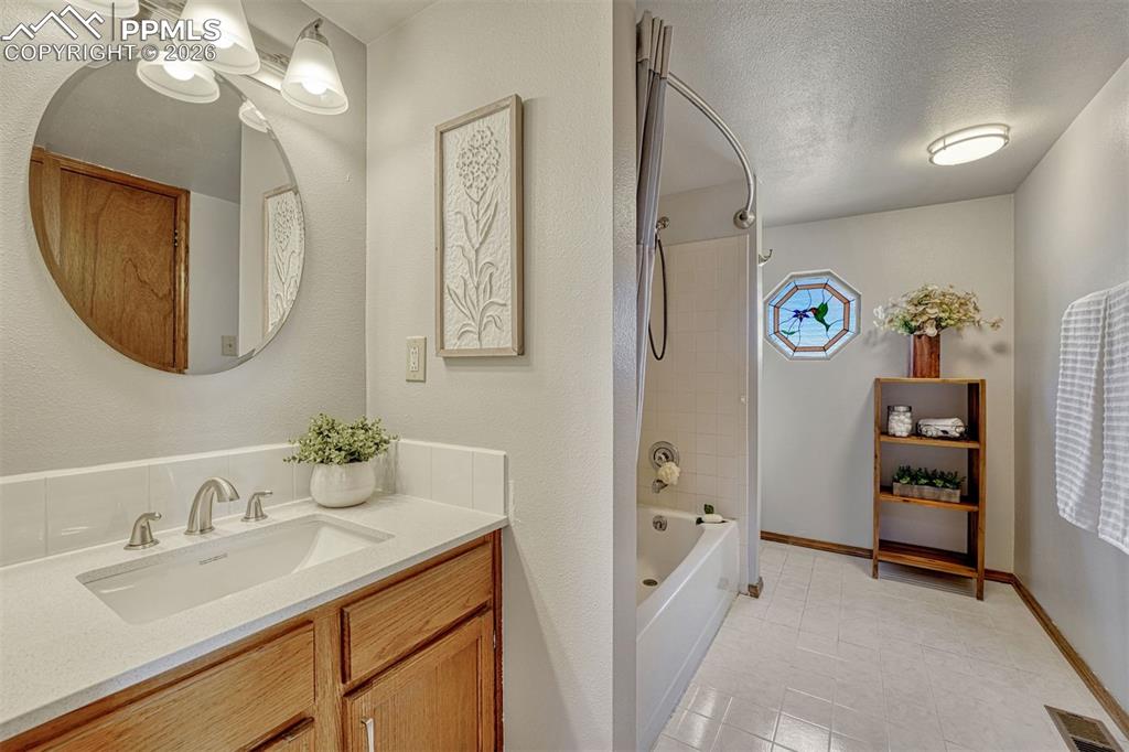 Image 13 of 27: Bathroom