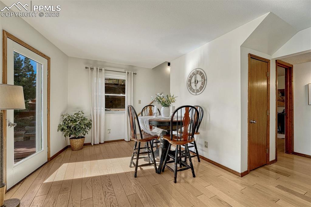 Image 14 of 27: Dining Area