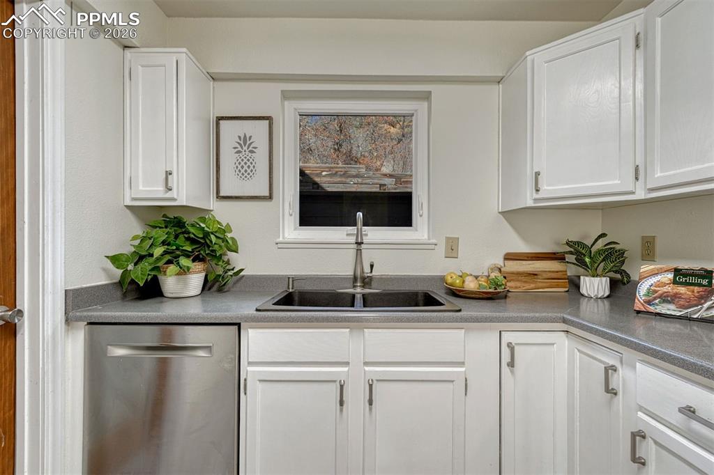 Image 15 of 27: Kitchen