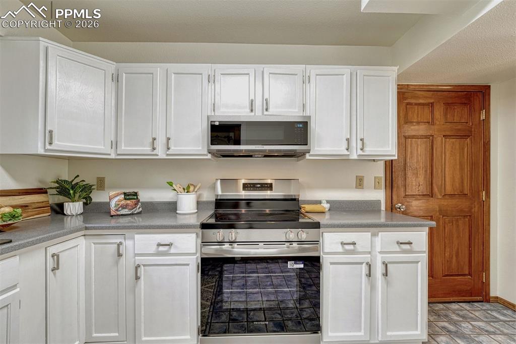 Image 16 of 27: Kitchen