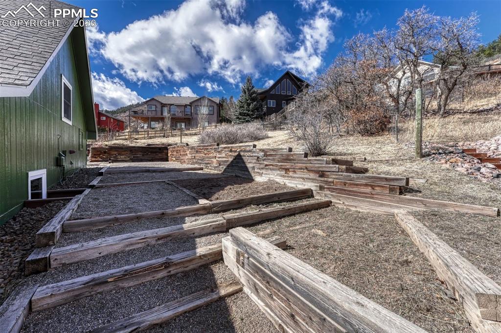 Image 21 of 27: Yard