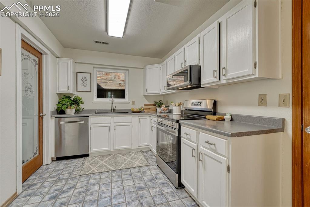 Image 8 of 27: Kitchen