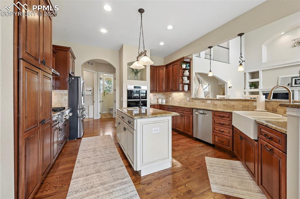 Image 10 of 50: Kitchen