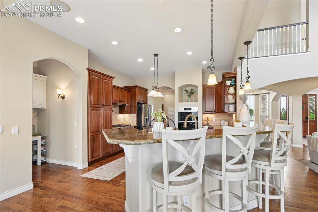 Image 12 of 50: Breakfast bar