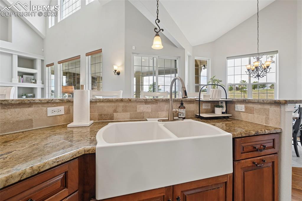 Image 13 of 50: Beautiful apron sink