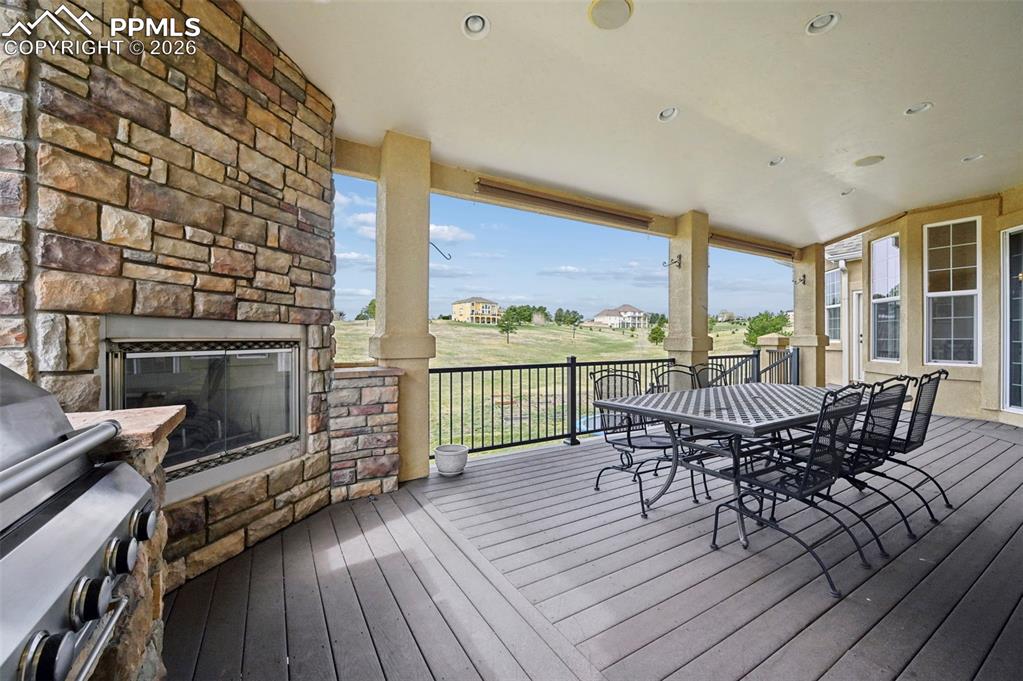 Image 15 of 50: Deck