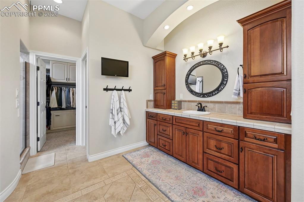 Image 21 of 50: Primary bath