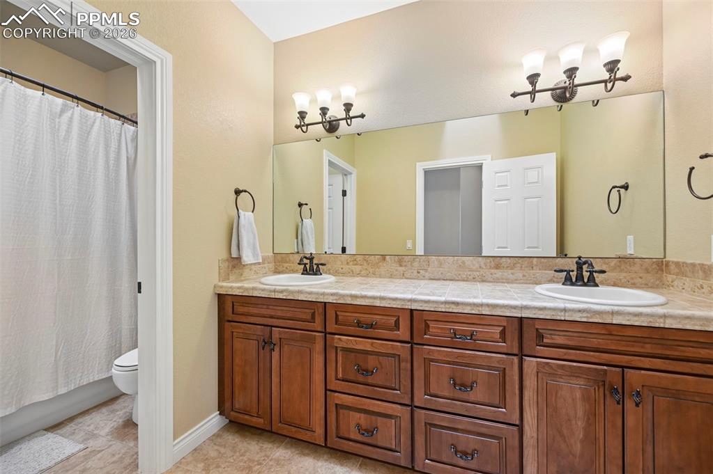 Image 33 of 50: Bathroom