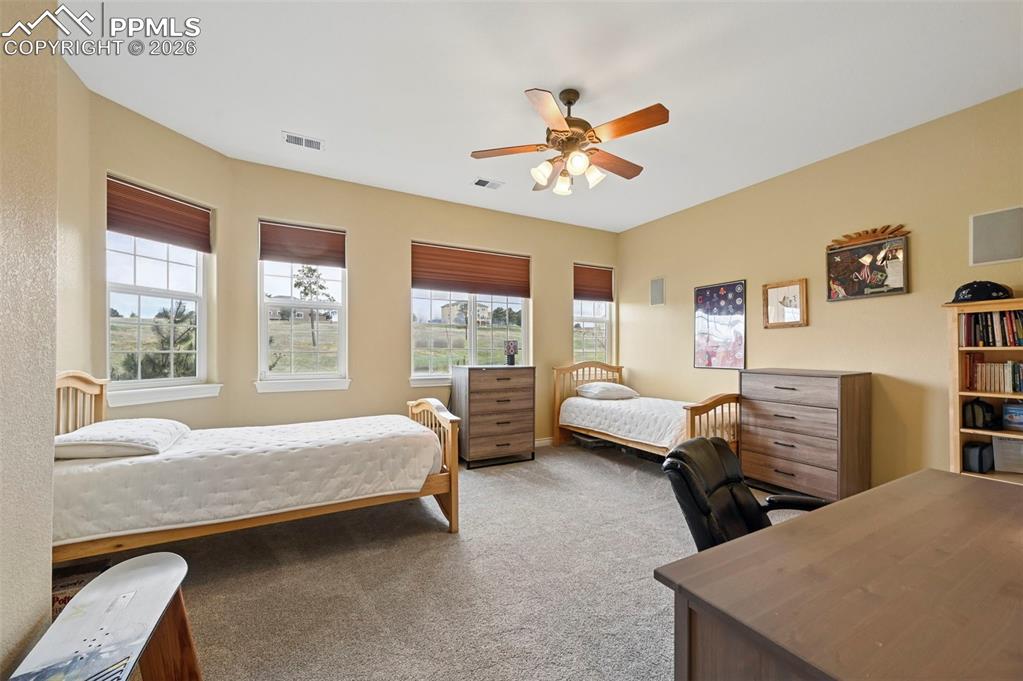 Image 35 of 50: Bedroom