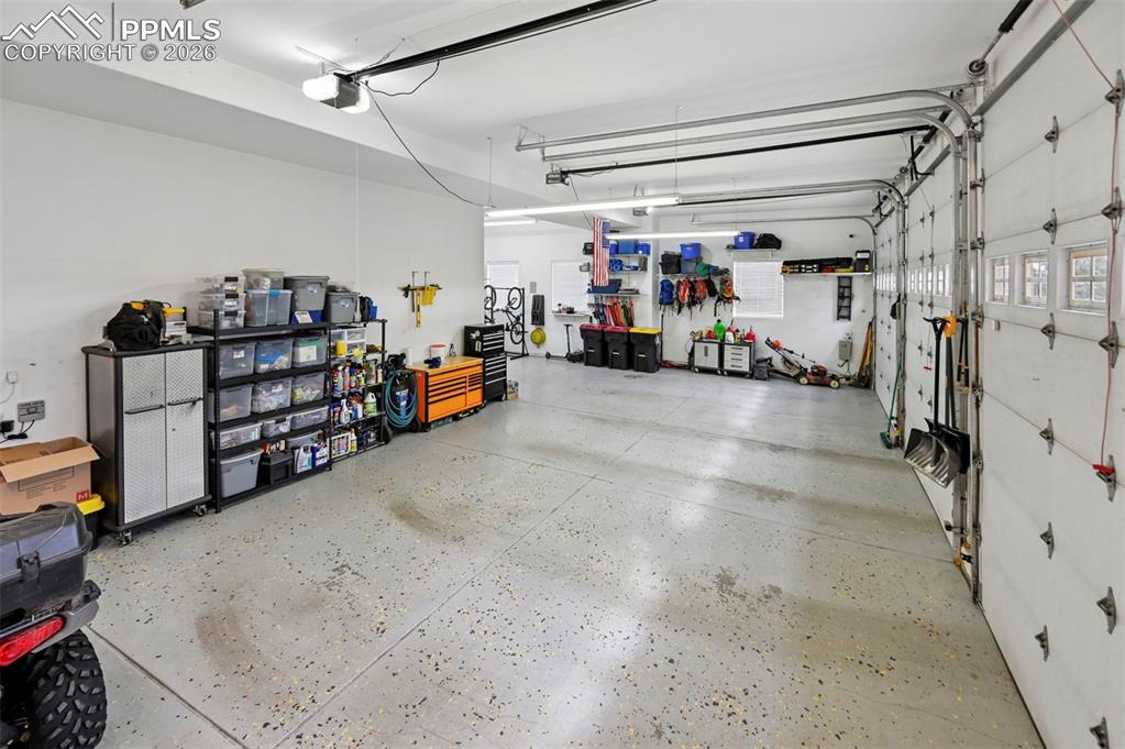 Image 41 of 50: Garage