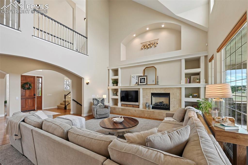 Image 45 of 50: Living Room