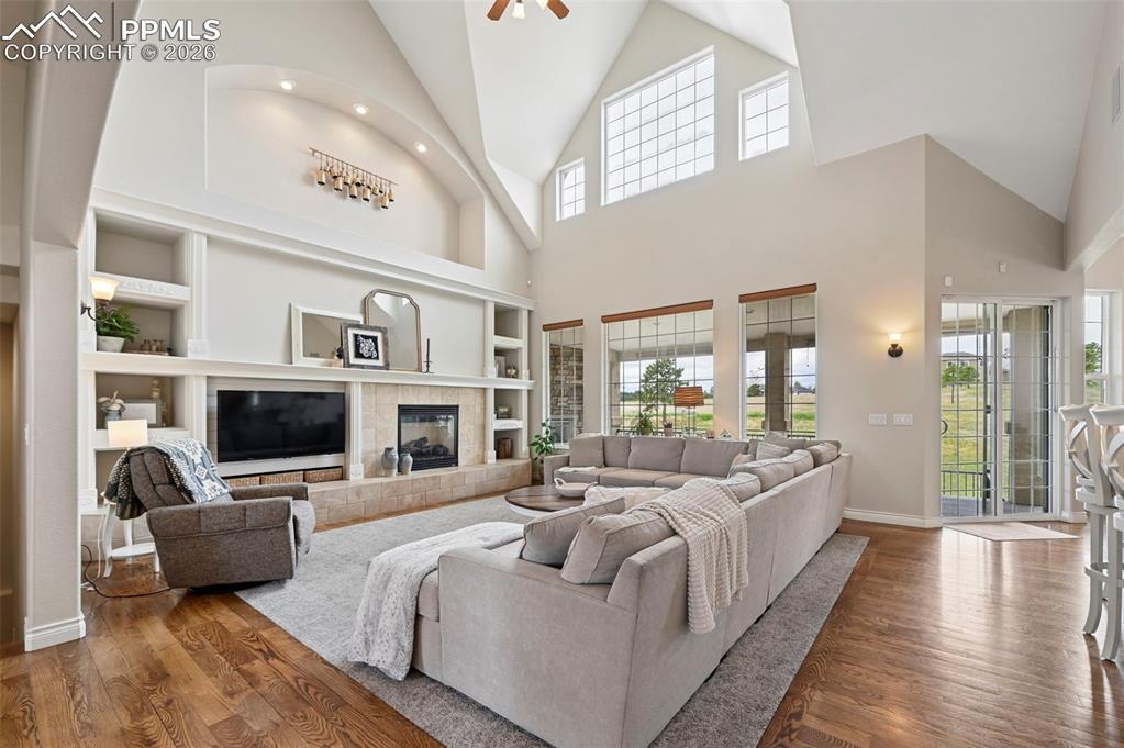 Image 5 of 50: open living room to kitchen area