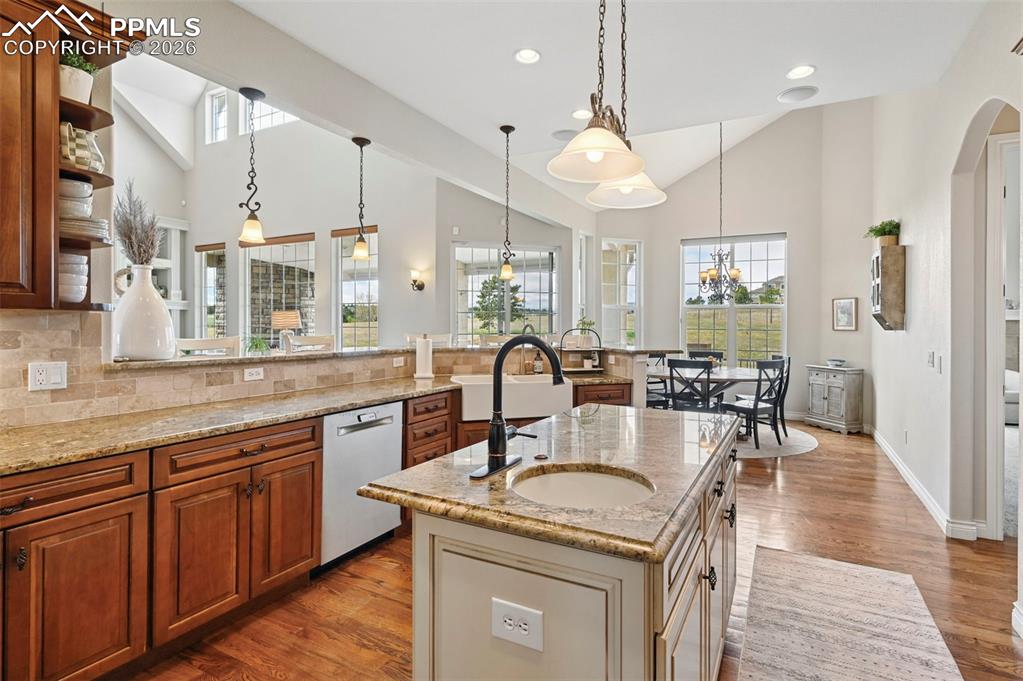 Image 8 of 50: Kitchen