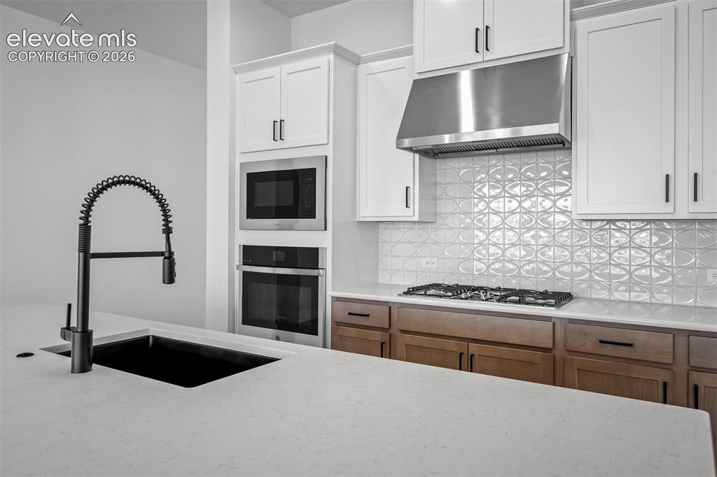 Image 7 of 38: Kitchen