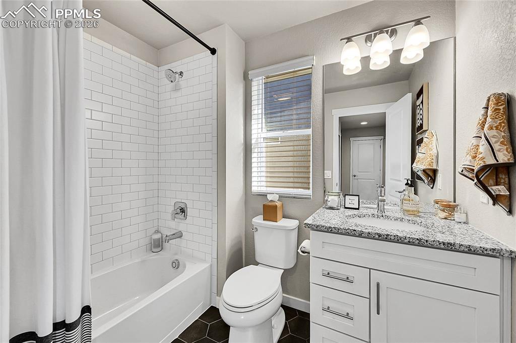 Image 23 of 33: Bathroom