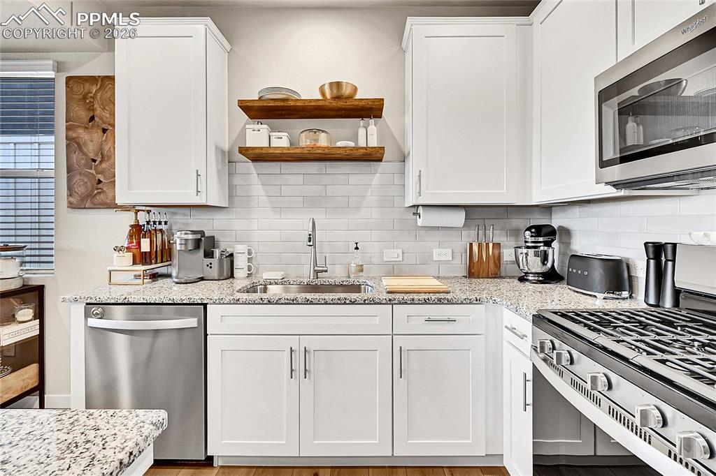 Image 7 of 33: Kitchen
