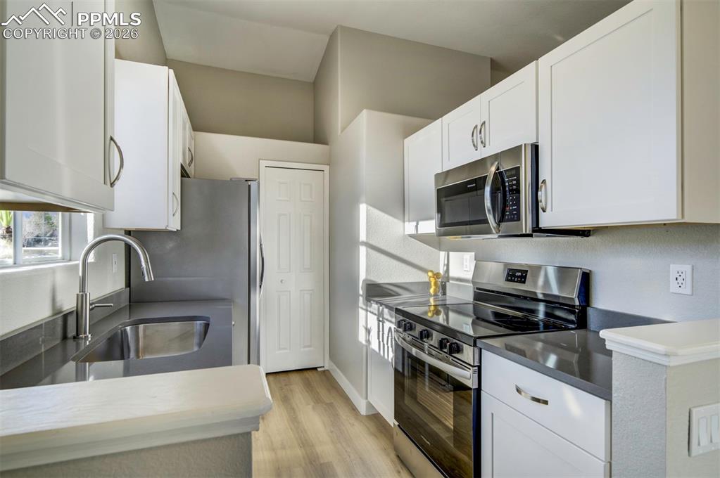 Image 12 of 33: Brand new oven range & microwave!