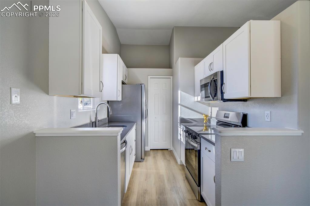 Image 13 of 33: Kitchen