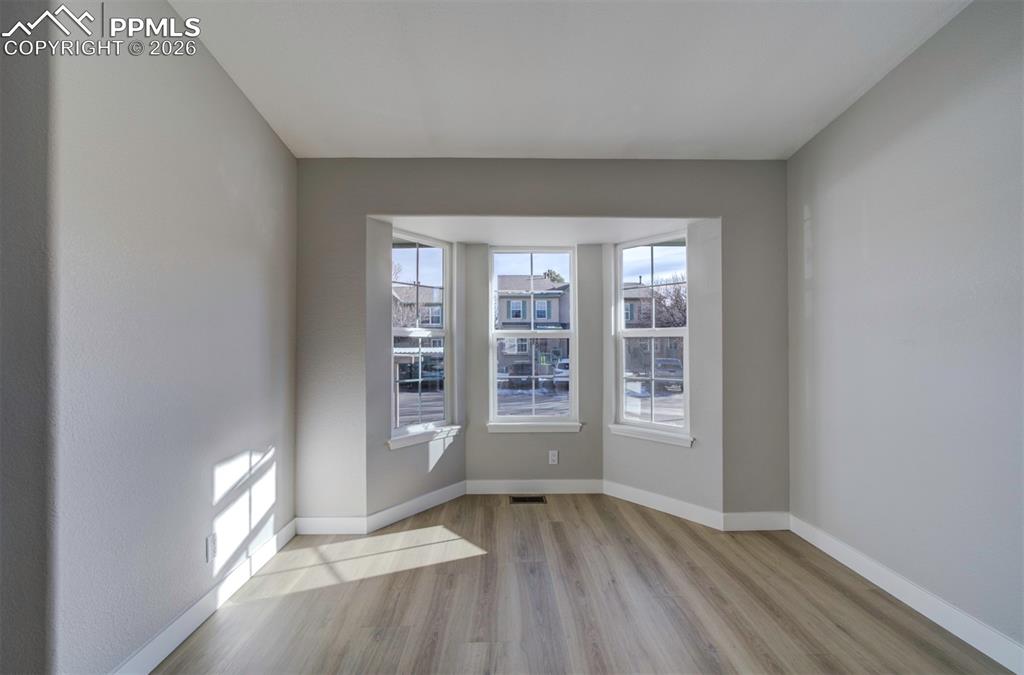 Image 14 of 33: Dining Area