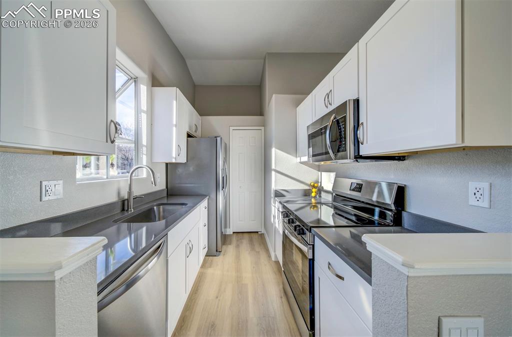 Image 9 of 33: Kitchen