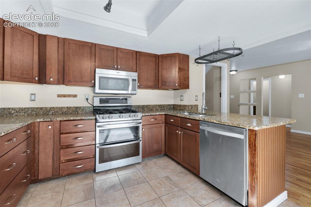 Image 12 of 50: Kitchen