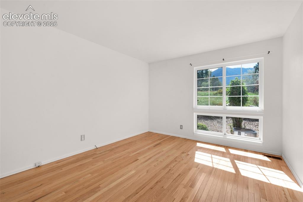 Image 16 of 50: Bedroom