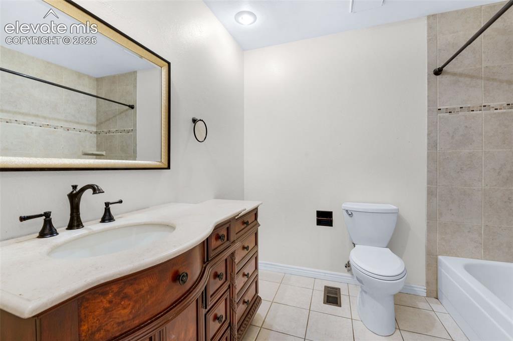 Image 18 of 50: Bathroom