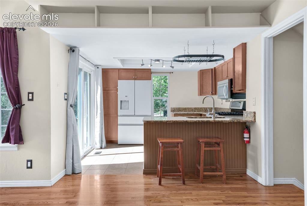 Image 8 of 50: Kitchen