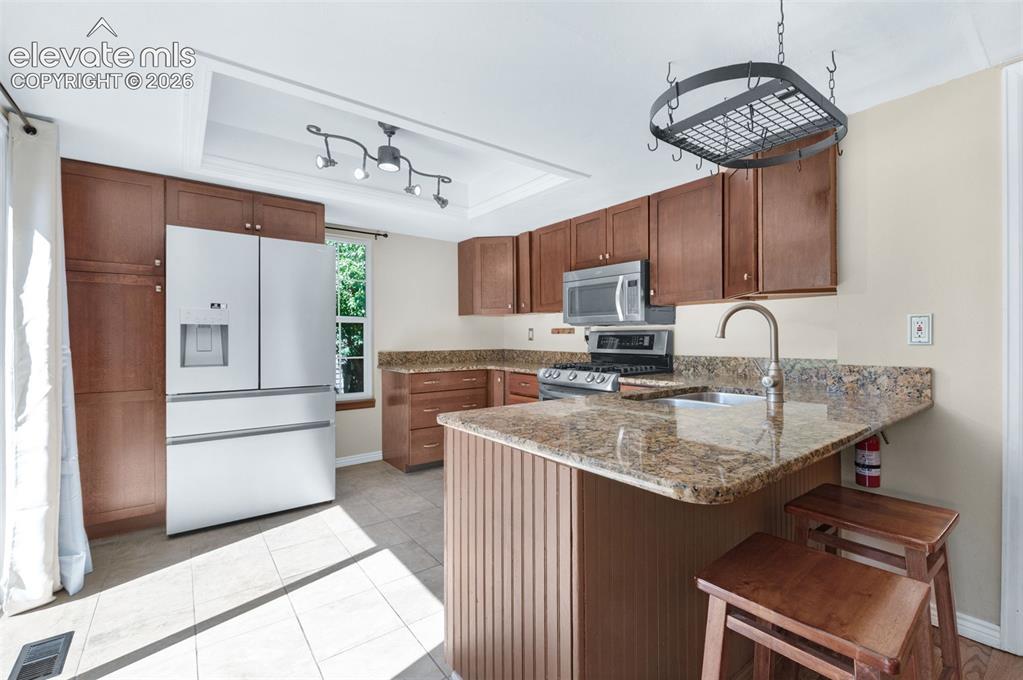 Image 9 of 50: Kitchen