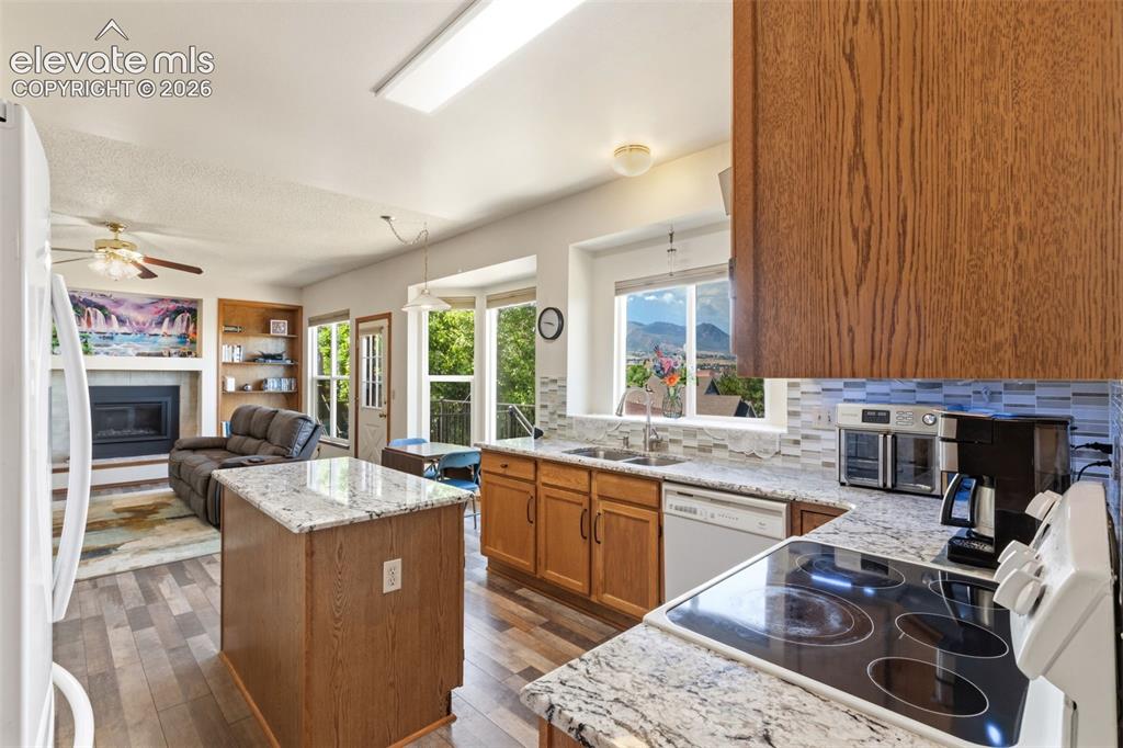Image 16 of 50: Kitchen