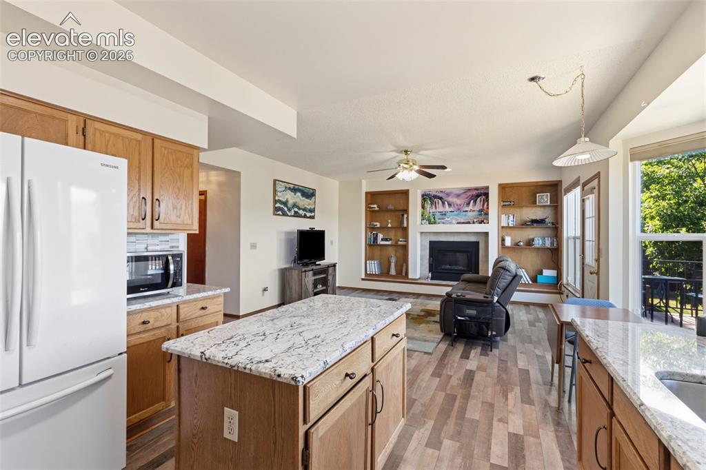 Image 17 of 50: Kitchen