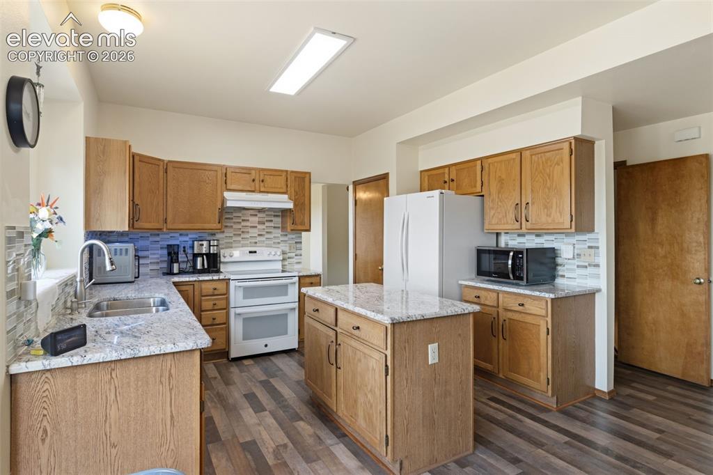 Image 18 of 50: Kitchen