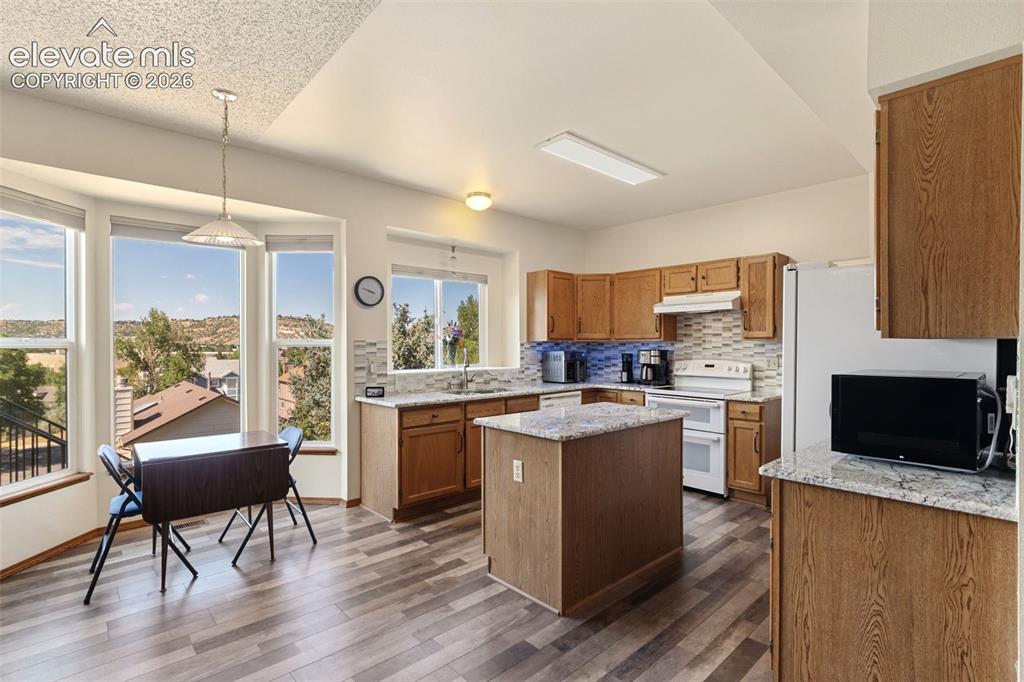 Image 19 of 50: Kitchen