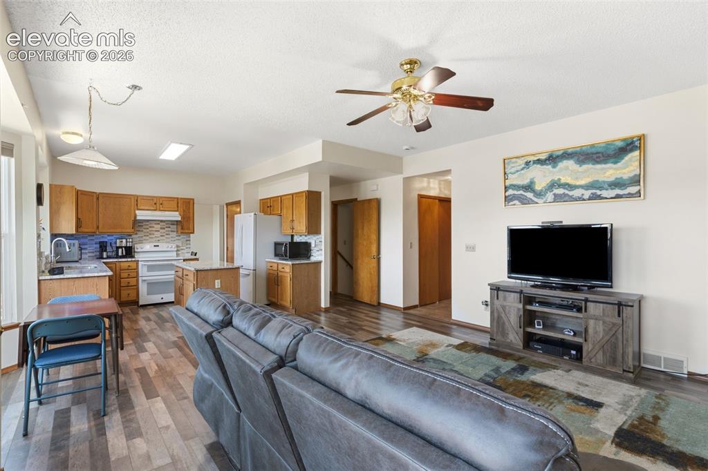 Image 8 of 50: Living Room