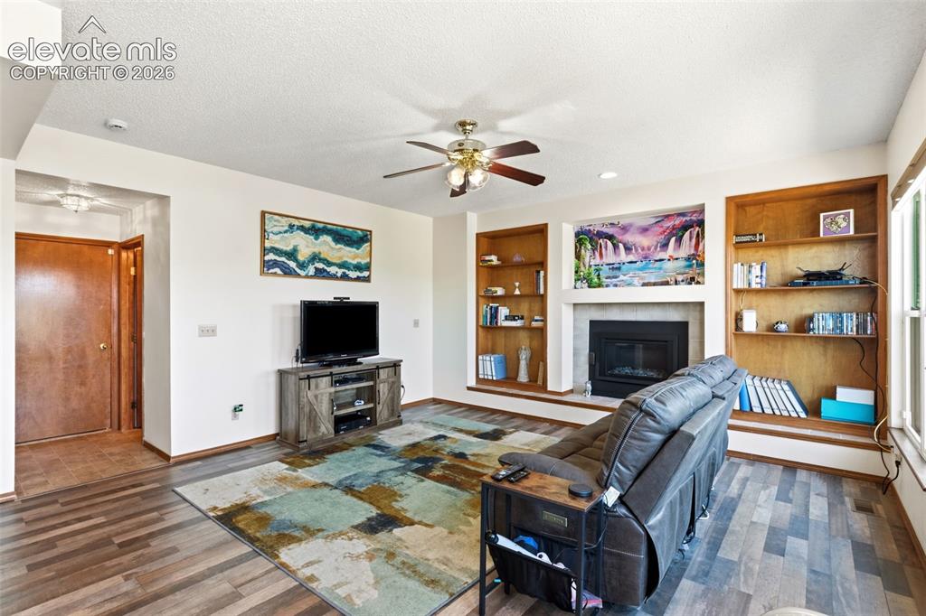 Image 9 of 50: Living Room