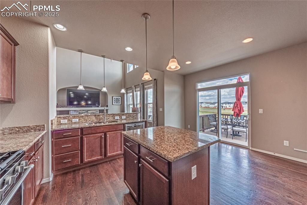 Image 10 of 49: Kitchen