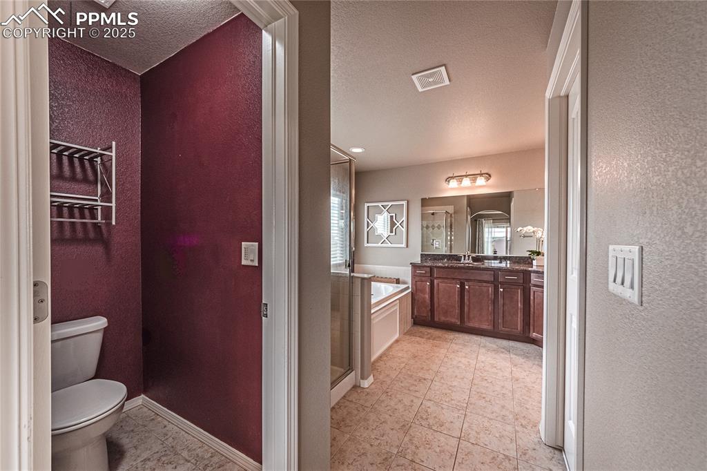 Image 20 of 49: Bathroom