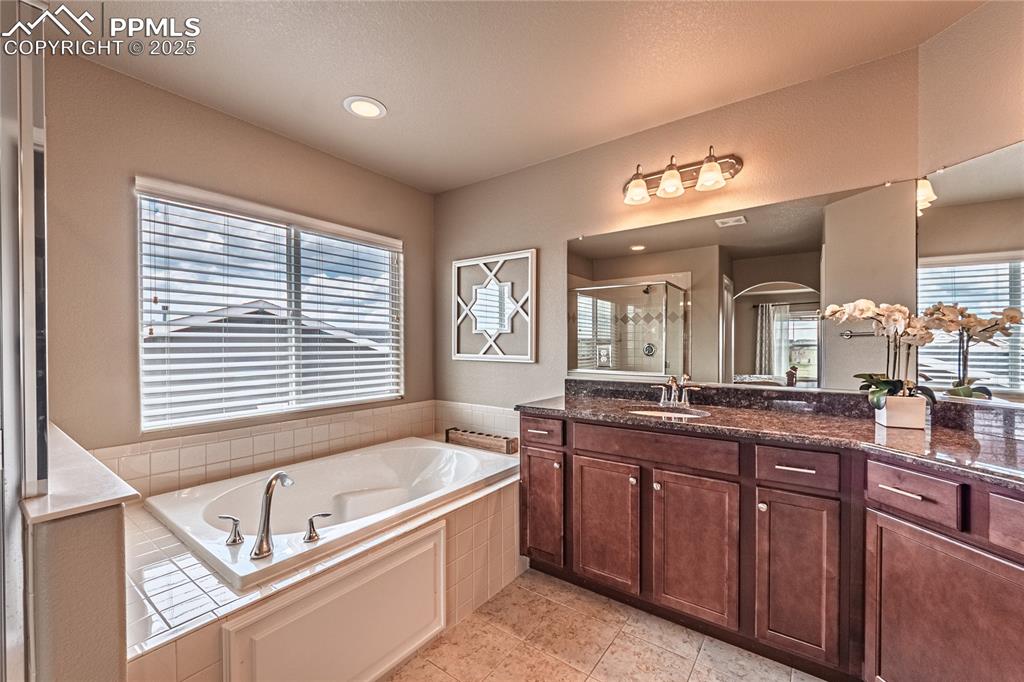 Image 21 of 49: Bathroom