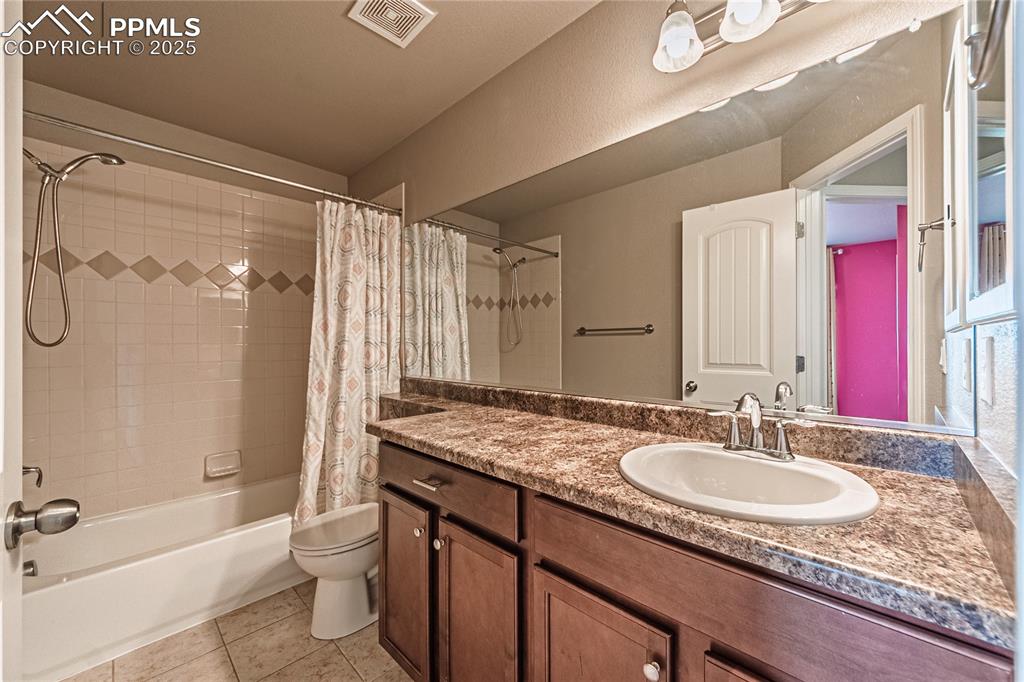 Image 28 of 49: Bathroom