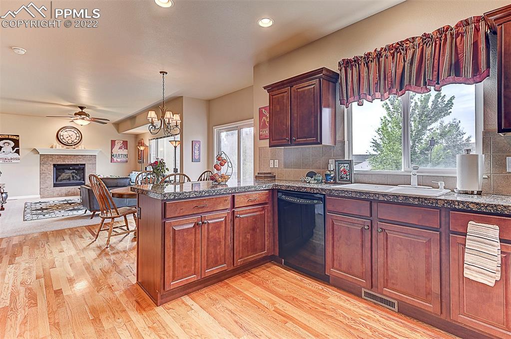 Listing 1211025, Image 10 of 42