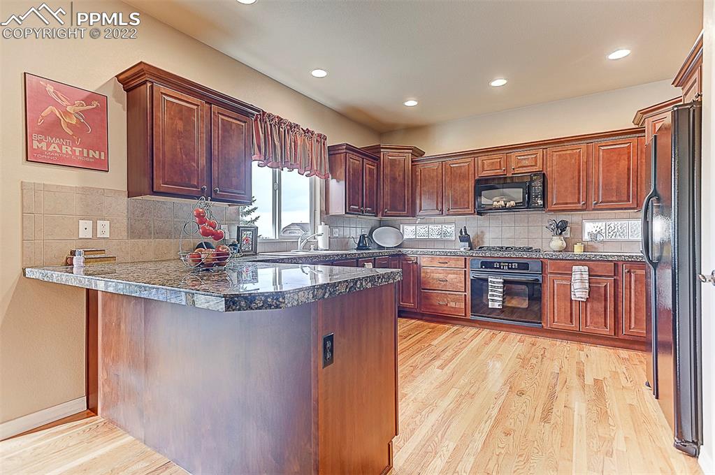 Listing 1211025, Image 8 of 42