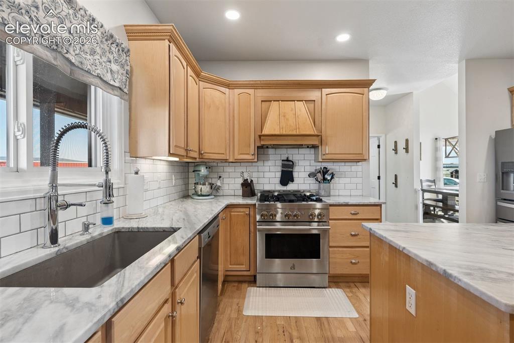Image 14 of 50: Kitchen