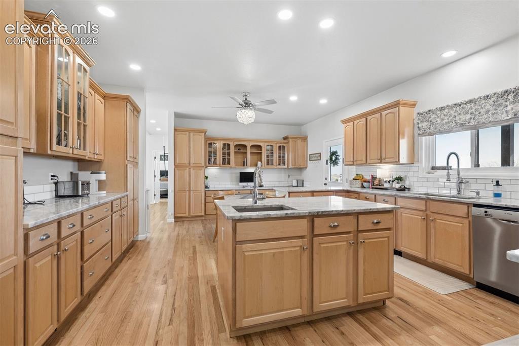 Image 15 of 50: Kitchen