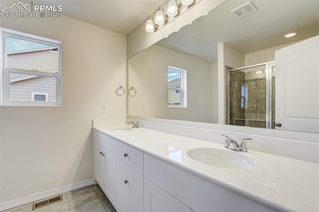 Image 18 of 49: Bathroom