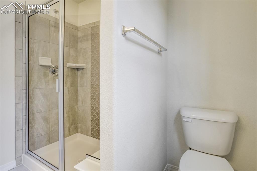 Image 19 of 49: Bathroom