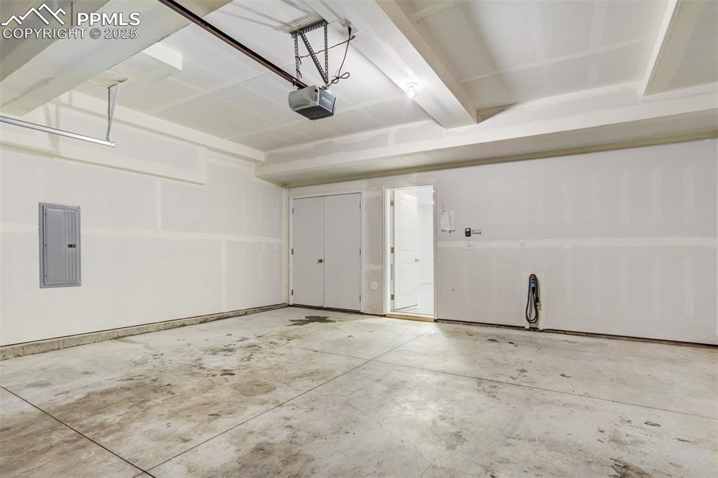 Image 34 of 49: Garage