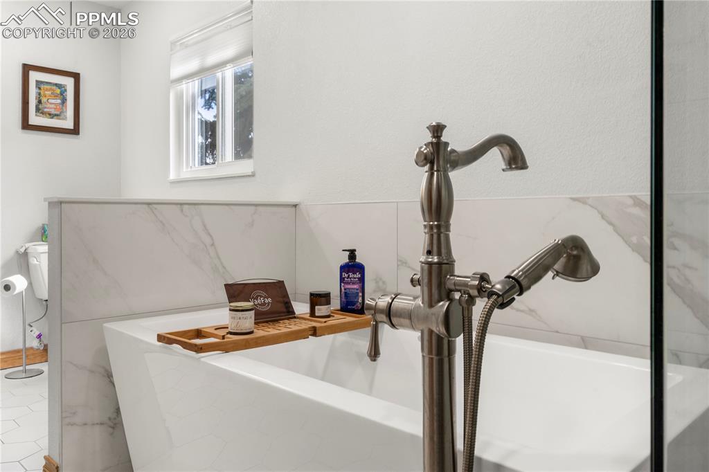 Image 21 of 46: Soaking tub